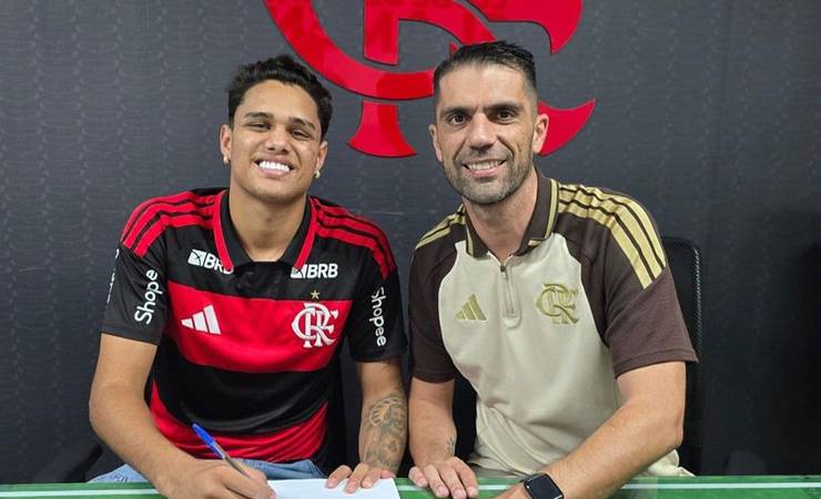 Flamengo anuncia a contratação do atacante Juliano Viana por três anos