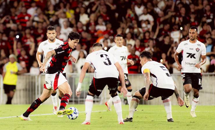 Pedro brilha com golaço e recebe elogios de Rivellino na vitória do Flamengo por 8 a 0