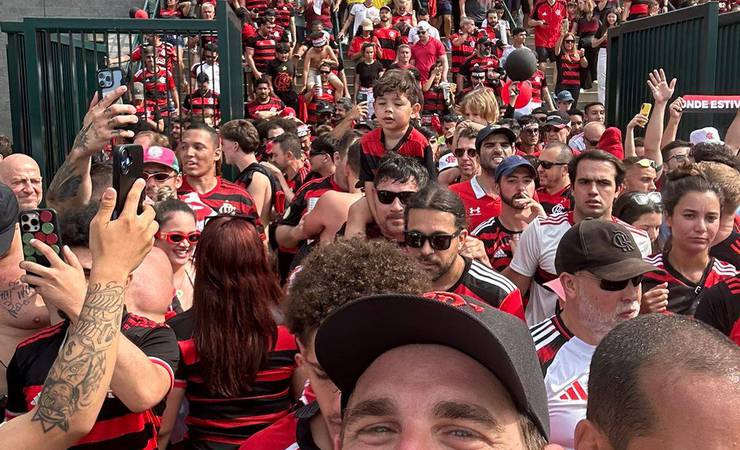 Torcida do Flamengo reproduz Maracanã nos EUA e também "põe ingleses na roda" na arquibancada
