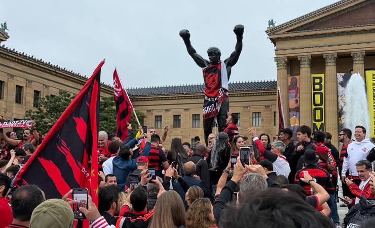Torcida do Flamengo faz festa em estátua de Rocky Balboa antes da estreia na Copa do Mundo de Clubes