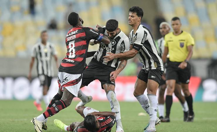 Flamengo x Botafogo: em súmula, árbitro relata soco de Cleiton e empurrões de Gerson e Barboza