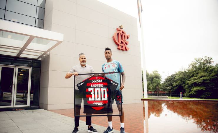 Flamengo homenageia Bruno Henrique e Luiz Araújo no Ninho do Urubu
