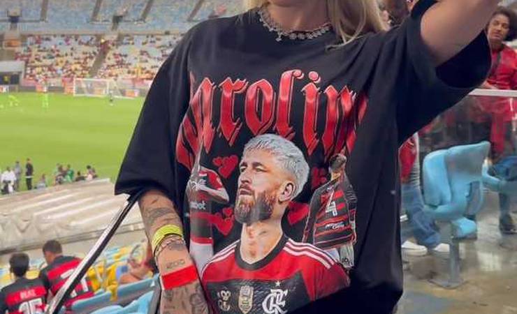 Namorada de Léo Pereira faz camisa escrita "Karolino" para ir ao Flamengo x Boavista