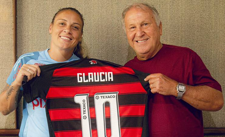 Zico cede CT ao futebol feminino do Flamengo e entrega camisa 10 para Glaucia
