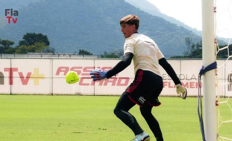 Flamengo usa bola oval para aprimorar reflexos dos goleiros; veja