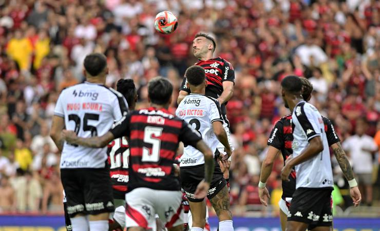Quantos gols o Flamengo fez e sofreu de bola parada com Filipe Luís até a demissão do auxiliar? Veja