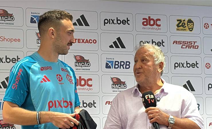 Zico invade entrevista, surpreende Ortiz e entrega camisa ao zagueiro: "É como ganhar um título"