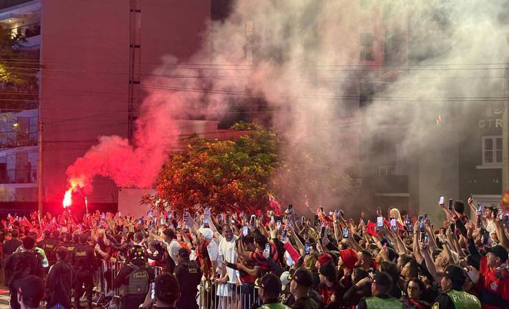 Torcida rubro-negra recebe Flamengo em Lima com festa e expectativa para final