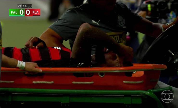 Palmeiras x Flamengo: Gerson deixa o campo lesionado com problema no joelho esquerdo