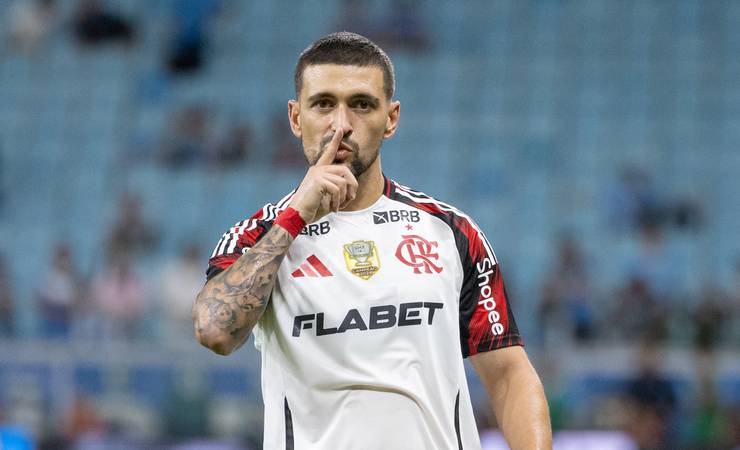 Arrascaeta sobe na artilharia histórica do Flamengo e ultrapassa Júnior, que reage: "É uma honra"