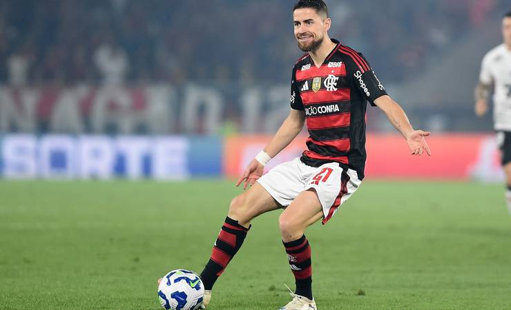Flamengo pode ter desfalque de Jorginho contra o Grêmio devido a desconforto muscular