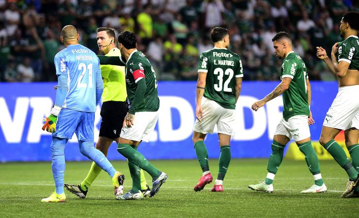 Boto diz que dirigente do Palmeiras invadiu vestiário da arbitragem; Barros rebate: "Ele é mentiroso!"