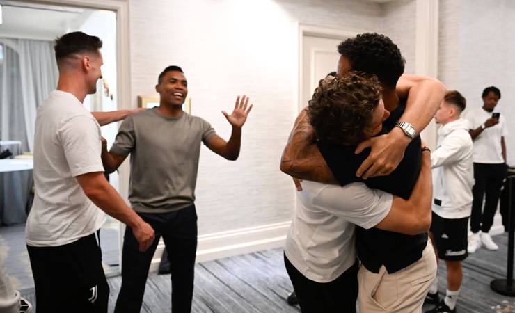 Danilo e Alex Sandro, do Flamengo, visitam ex-companheiros da Juventus