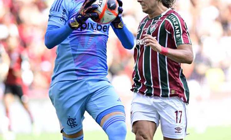 Rossi, do Flamengo, critica bola do Carioca: "Temos que pensar quatro vezes se conseguimos controlar"