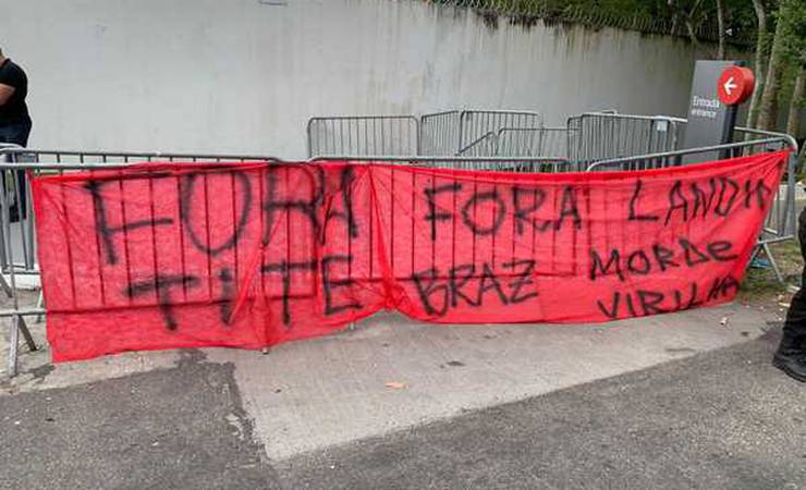 Torcedores protestam no Ninho do Urubu antes de treino do Flamengo