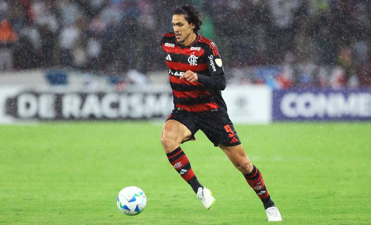 Pedro avança em ganho de minutagem e está perto de voltar a ser titular do Flamengo