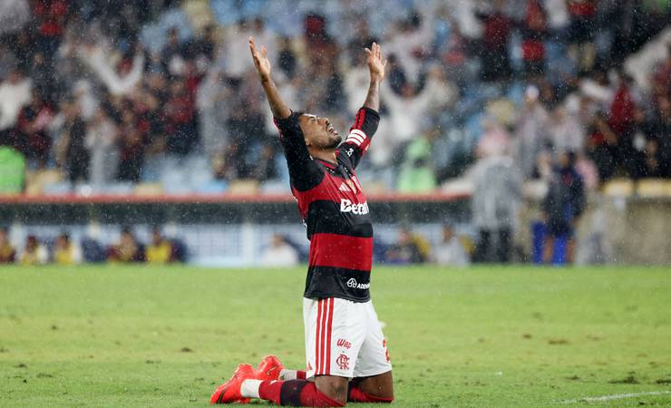 Flamengo vence o Corinthians e assume a liderança do segundo turno