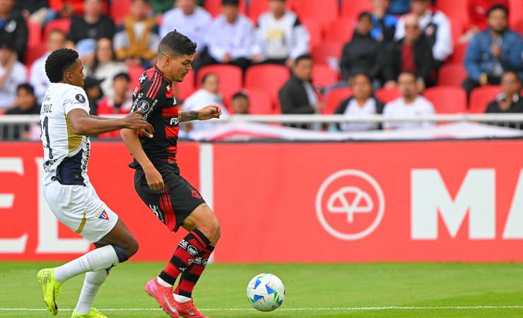 Com respaldo de Filipe Luís, Ayrton Lucas tem primeira sequência como titular no Flamengo em 2025