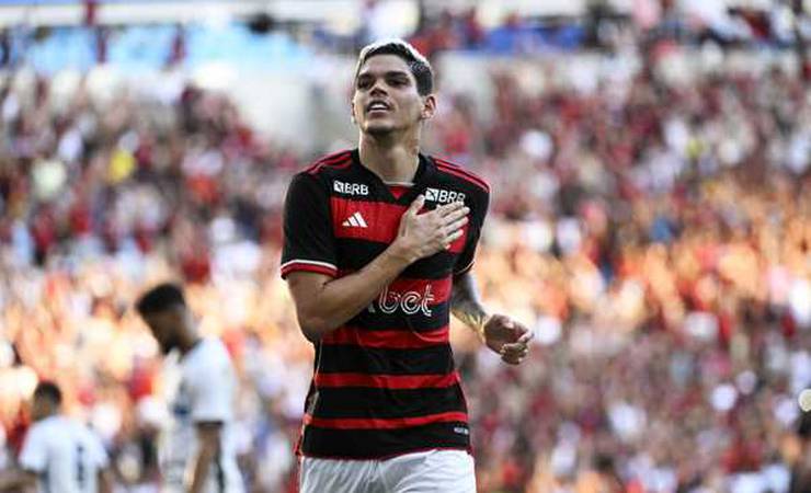 Com sombra à altura de Viña, Ayrton Lucas cresce no Flamengo com destaque nos clássicos
