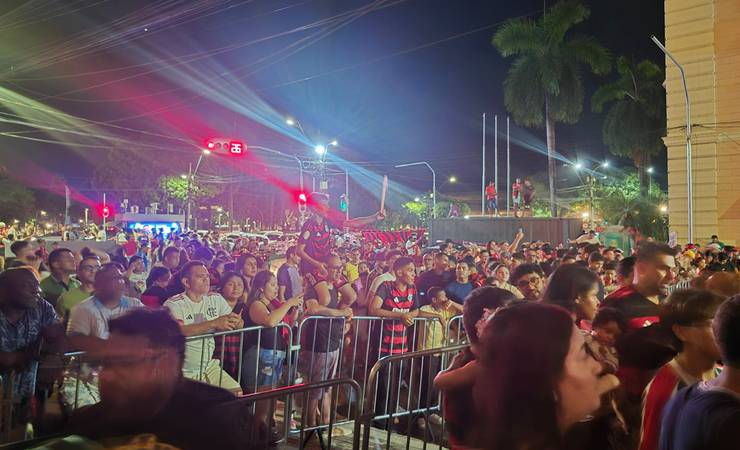 Flamengo chega a Belém e recebe recepção de mais de 500 torcedores
