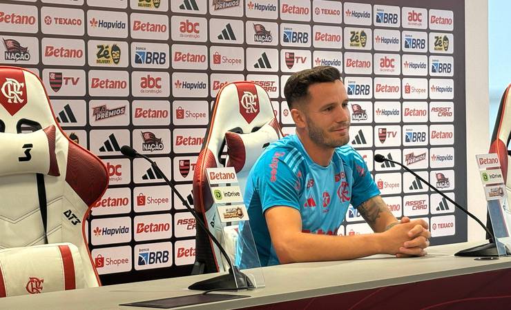 Saúl destaca adaptação e elogia elenco do Flamengo em coletiva antes de enfrentar o Grêmio