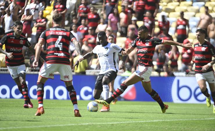 Fabrício Bruno, do Flamengo, afirma ter sofrido falta em gol do Botafogo: "Bateu na minha costela"