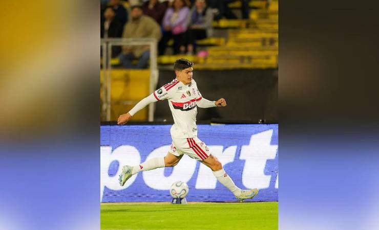 Ayrton Lucas brilha na vitória do Flamengo sobre o Independiente del Valle