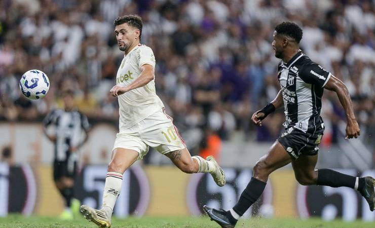 Autor de gol do Flamengo contra o Ceará, Arrascaeta é substituído com incômodo na coxa esquerda