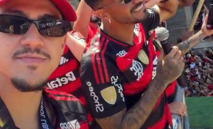Pedro comanda festa do tetracampeonato do Flamengo e interage com a torcida