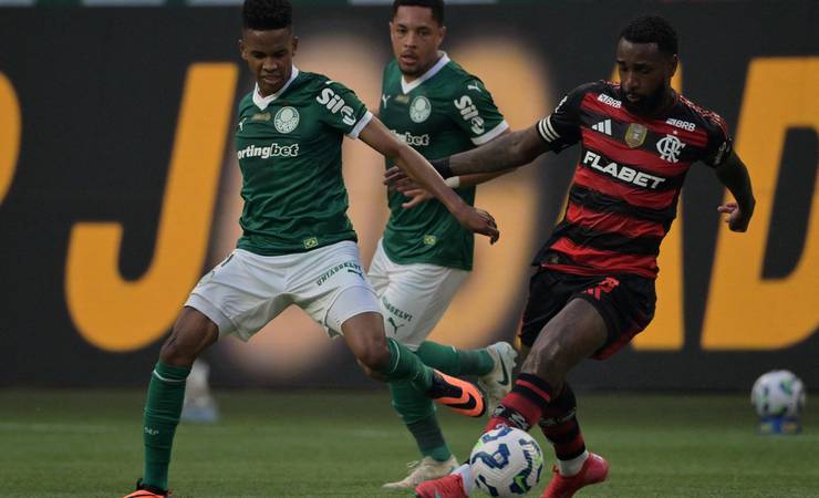 Após sair de maca contra Palmeiras, Gerson, do Flamengo, tem leve inflamação no joelho esquerdo e se apresenta normalmente no CT