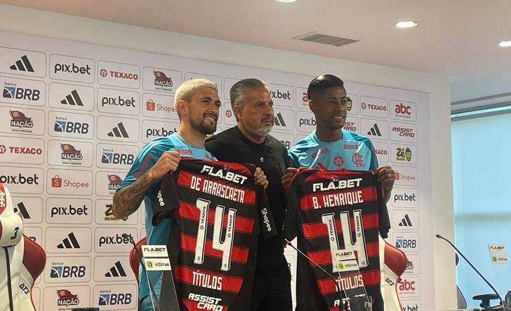 Maiores campeões da história do Flamengo, Arrascaeta e Bruno Henrique são homenageados pelo clube