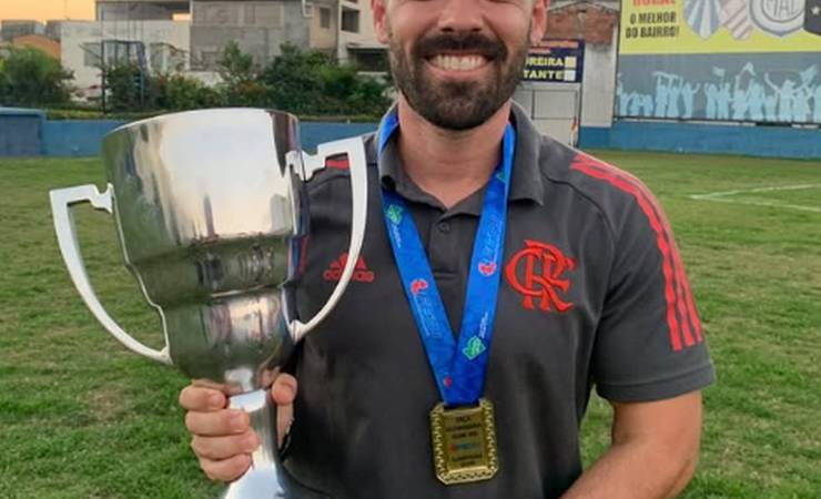 Flamengo anuncia saída de Daniel Alegria, auxiliar que acompanhava Filipe Luís desde o sub-17