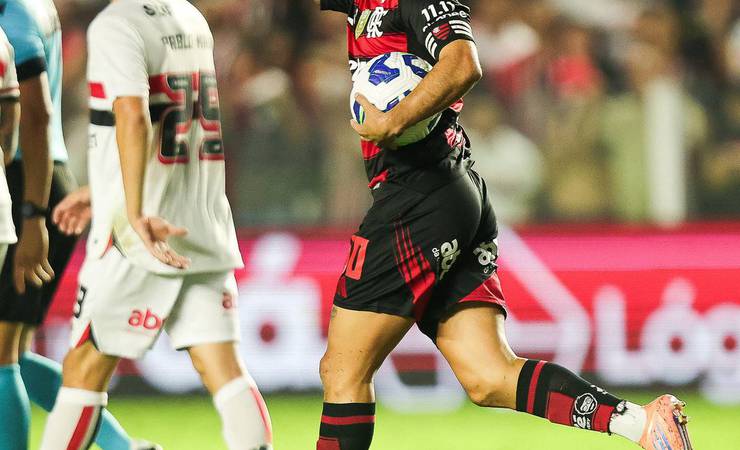 Arrascaeta se torna o maior artilheiro estrangeiro da história do Flamengo