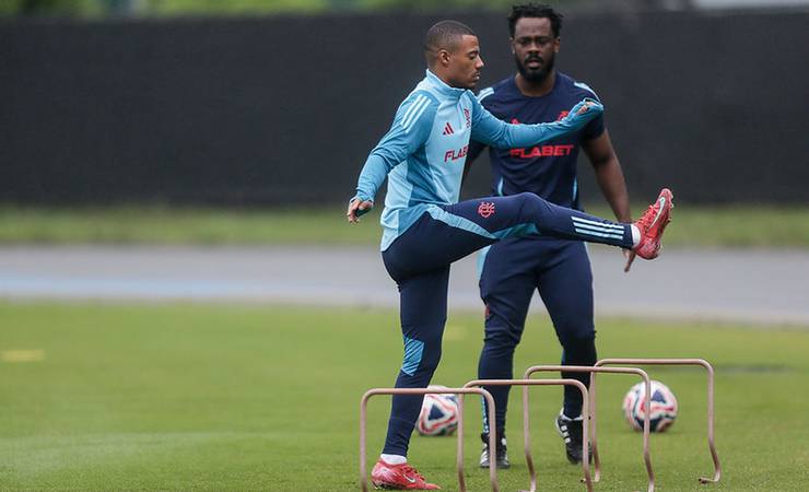 De la Cruz evolui, mas não é totalmente integrado a treinos com elenco do Flamengo e dificilmente pega o Chelsea