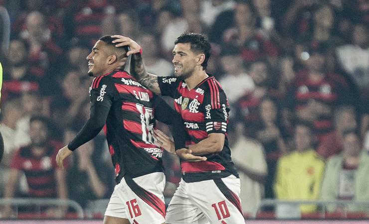 Flamengo aplica 8 a 0 no Vitória e iguala maior goleada da história do Brasileiro
