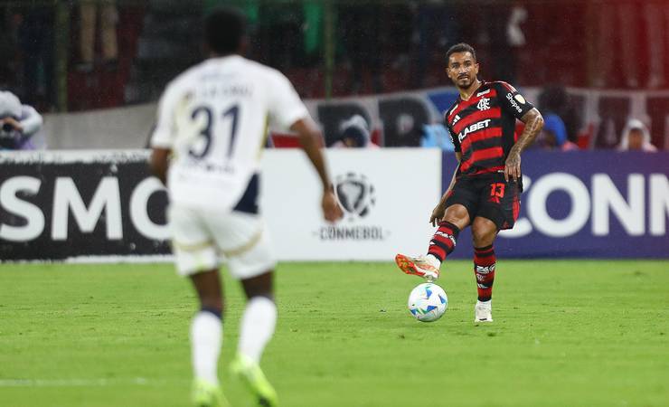 Danilo, do Flamengo, critica jogos na altitude após enfrentar LDU: 'Ruim para caramba'
