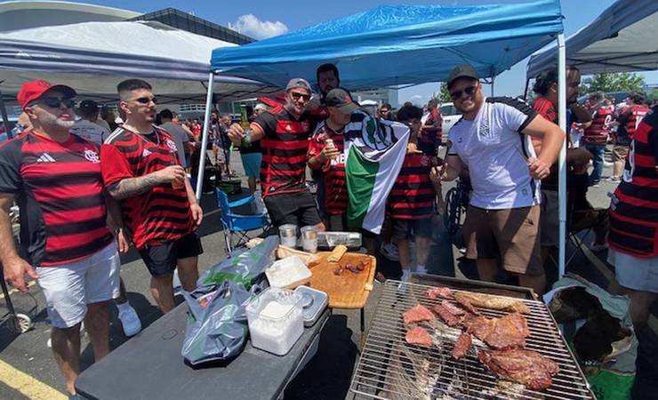 Com churrasco e bloco de carnaval, torcida do Flamengo invade a Filadélfia para jogo com o Chelsea