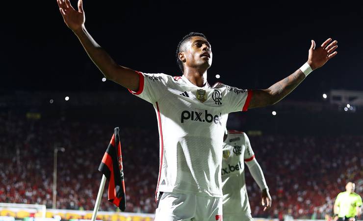 Flamengo domina o Vitória, mas precisa compensar chances perdidas com elenco e estrela de Bruno Henrique; leia análise