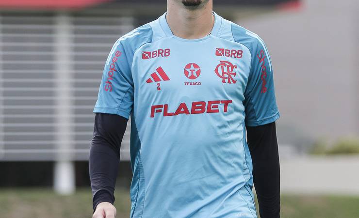 Flamengo reduz pedida de Varela e destrava renovação após chegada de Royal e ida de jovem ao profissional