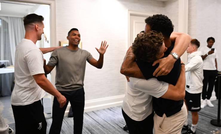 Alex Sandro e Danilo, do Flamengo, visitam hotel da Juventus nos Estados Unidos