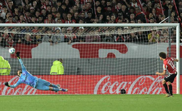 Flamengo busca novo goleiro para concorrer com Rossi, que negocia renovação até 2027