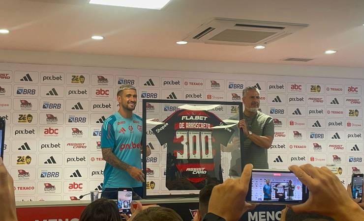 Arrascaeta recebe homenagem pelas 300 partidas com a camisa do Flamengo