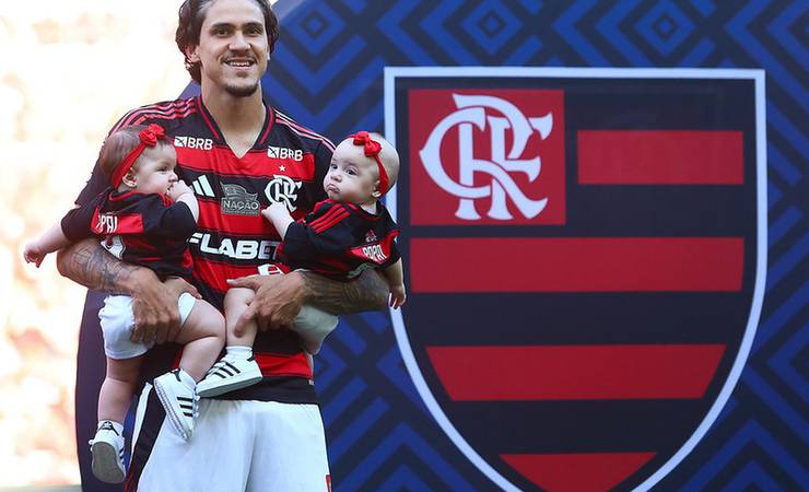 'Momento que lembrarei para sempre', diz Pedro, do Flamengo, sobre entrar com as filhas gêmeas em campo pela 1ª vez