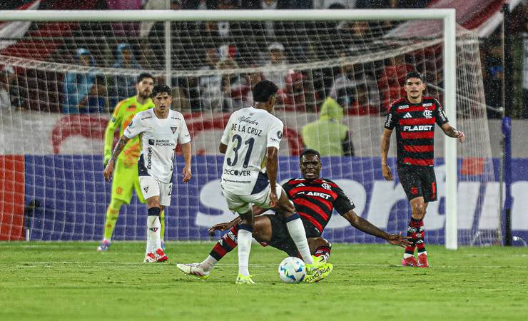 LDU x Flamengo: rubro-negro tem atuação segura, mas 'pisa em ovos' para levar ponto na altitude; leia análise
