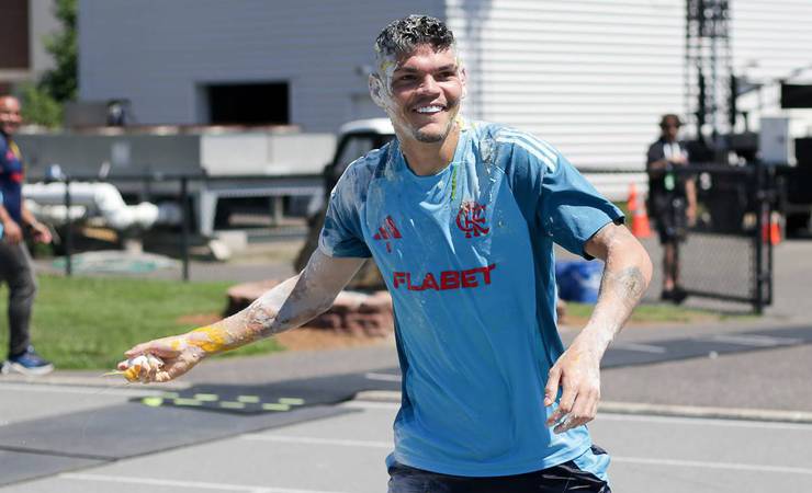 Aniversariante do dia, Ayrton Lucas leva 'ovada' e é zoado por companheiros antes de Flamengo x Chelsea