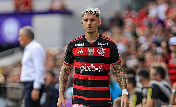 Após encaminhar renovação, Flamengo freia alta pedida de Varela e tenta composição