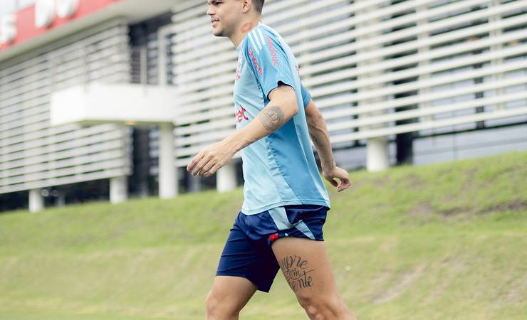 Ayrton Lucas ressurge para recuperar espaço na lateral-esquerda do Flamengo