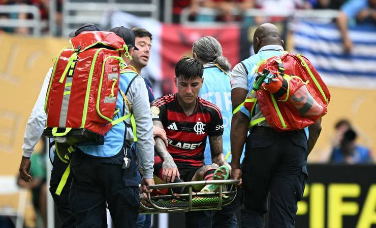 Pulgar sai direto de Flamengo x Bayern para hospital; volante tem suspeita de fratura no pé direito