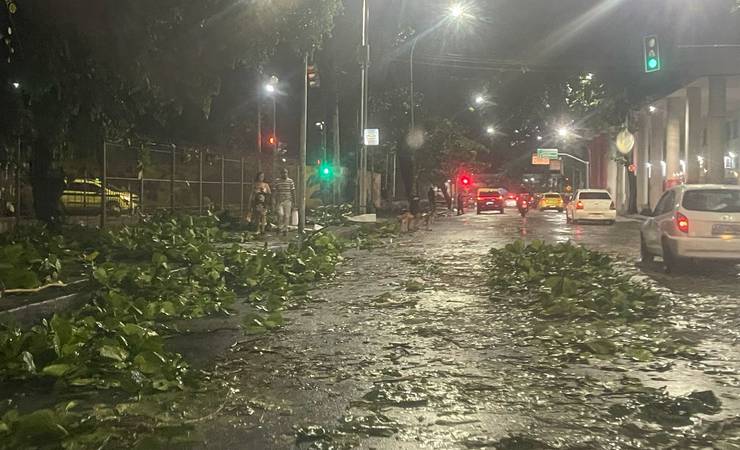 Forte chuva no Rio com alagamento e queda de árvores dificulta acesso de torcedores ao Maracanã para final