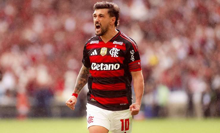 Arrascaeta brilha com 20 gols e Flamengo vence Palmeiras em dia de tensão